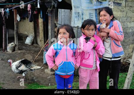 Schwestern - traditionelles Haus in Cruzpata - CHACHAPOYAS. Abteilung von Amazonas. Peru Stockfoto