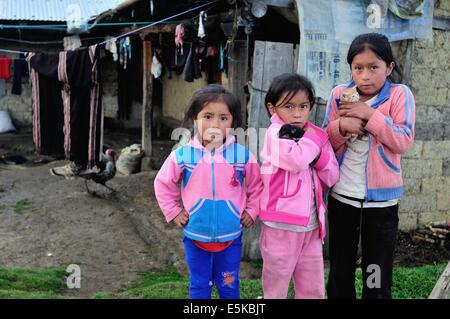 Schwestern - traditionelles Haus in Cruzpata - CHACHAPOYAS. Abteilung von Amazonas. Peru Stockfoto