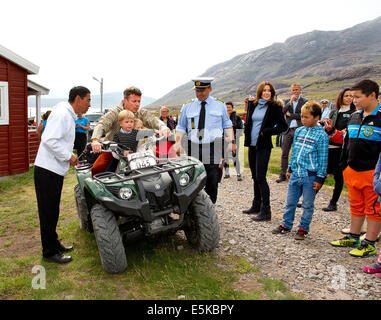 Igaliko, 08.01.2014 seiner königlichen Hoheit Kronprinz Frederik mit Prinz Vincent und Prinzessin Josephine Laufwerke auf einem Quad an ihrem ersten Tag der Sommer-Tour in Grönland. Der Kronprinz von Dänemark und seine Familie besuchen Grönland von 1 bis 8 August 2014 in Verbindung mit Sommer Kreuzfahrt auf der Königlichen Yacht. RPE/Albert Nieboer / / - kein Draht-Service- Stockfoto