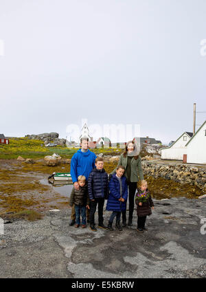 Dänische Kronprinz Frederik (2 L), Kronprinzessin Mary (2. R), Prinz Christian (3. L), Prinzessin Isabella (3. R), Prinz Vincent und Prinzessin Josephine während des Besuchs in Nanortalik (Grönland), 2. August 2014. Das Kronprinzenpaar von Dänemark besucht Grönland von 1 bis 8 August 2014 im Zusammenhang mit der Sommer-Kreuzfahrt auf der Königlichen Yacht. Foto: Albert Nieboer / / - kein Draht-Dienst - Stockfoto