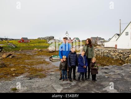 Dänische Kronprinz Frederik (2 L), Kronprinzessin Mary (2. R), Prinz Christian (3. L), Prinzessin Isabella (3. R), Prinz Vincent und Prinzessin Josephine während des Besuchs in Nanortalik (Grönland), 2. August 2014. Das Kronprinzenpaar von Dänemark besucht Grönland von 1 bis 8 August 2014 im Zusammenhang mit der Sommer-Kreuzfahrt auf der Königlichen Yacht. Foto: Albert Nieboer / / - kein Draht-Dienst - Stockfoto