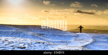 Auf einem schneebedeckten British Camp in den Malvern Hills, Worcestershire, England Stockfoto