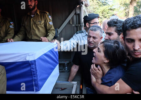 Herzlberg, Jerusalem, Israel. 3. August 2014. Mutter, MAZAL GIDONI schreit wie Sarg ihres Sohnes in ein Militärfahrzeug für die Beerdigung ankommt. IDF St.-Sgt Liel Gidoni, 20, wurde auf dem Mount Herzl Militär Friedhof ruhen gebracht. Gidoni, ein Soldat in der Givati Brigade, "die lila Brigade", wurde in Rafah im Gazastreifen in der anhaltenden israelischen Militäroffensive Operation Fels in der Brandung, während einer Waffenruhe gebrochen von der Hamas getötet. Bildnachweis: Nir Alon/Alamy Live-Nachrichten Stockfoto