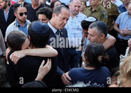 Herzlberg, Jerusalem, Israel. 3. August 2014. Jerusalem Bürgermeister NIR BARKAT (Mitte) tröstet die Familie von Liel Gidoni. IDF St.-Sgt Liel Gidoni, 20, wurde auf dem Mount Herzl Militär Friedhof ruhen gebracht. Gidoni, ein Soldat der Givati Brigade wurde in Rafah im Gazastreifen in der anhaltenden israelischen Militäroffensive Operation Fels in der Brandung, während einer Waffenruhe gebrochen von der Hamas getötet. Bildnachweis: Nir Alon/Alamy Live-Nachrichten Stockfoto