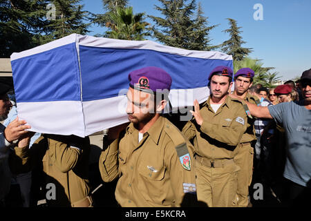 Herzlberg, Jerusalem, Israel. 3. August 2014. IDF St.-Sgt Liel Gidoni, 20, wurde auf dem Mount Herzl Militär Friedhof ruhen gebracht. Gidoni, ein Soldat in der Givati Brigade, "die lila Brigade", wurde in Rafah im Gazastreifen in der anhaltenden israelischen Militäroffensive Operation Fels in der Brandung, während einer Waffenruhe gebrochen von der Hamas getötet. Bildnachweis: Nir Alon/Alamy Live-Nachrichten Stockfoto