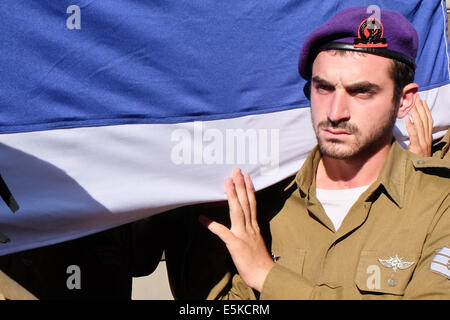 Herzlberg, Jerusalem, Israel. 3. August 2014. IDF St.-Sgt Liel Gidoni, 20, wurde auf dem Mount Herzl Militär Friedhof ruhen gebracht. Gidoni, ein Soldat in der Givati Brigade, "die lila Brigade", wurde in Rafah im Gazastreifen in der anhaltenden israelischen Militäroffensive Operation Fels in der Brandung, während einer Waffenruhe gebrochen von der Hamas getötet. Bildnachweis: Nir Alon/Alamy Live-Nachrichten Stockfoto