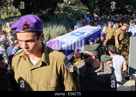 Herzlberg, Jerusalem, Israel. 3. August 2014. IDF St.-Sgt Liel Gidoni, 20, wurde auf dem Mount Herzl Militär Friedhof ruhen gebracht. Gidoni, ein Soldat in der Givati Brigade, "die lila Brigade", wurde in Rafah im Gazastreifen in der anhaltenden israelischen Militäroffensive Operation Fels in der Brandung, während einer Waffenruhe gebrochen von der Hamas getötet. Bildnachweis: Nir Alon/Alamy Live-Nachrichten Stockfoto