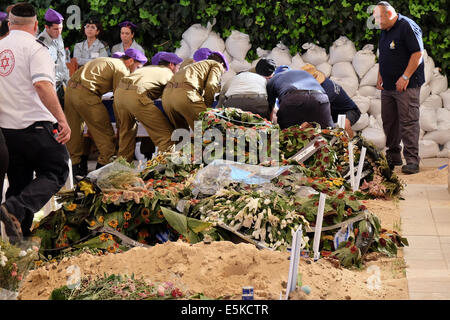 Herzlberg, Jerusalem, Israel. 3. August 2014. IDF St.-Sgt Liel Gidoni, 20, wurde auf dem Mount Herzl Militär Friedhof im neuesten Abschnitt mit 11 frischen Gräbern ruhen gebracht. Gidoni, ein Soldat in der Givati Brigade, "die lila Brigade", wurde in Rafah im Gazastreifen in der anhaltenden israelischen Militäroffensive Operation Fels in der Brandung, während einer Waffenruhe gebrochen von der Hamas getötet. Bildnachweis: Nir Alon/Alamy Live-Nachrichten Stockfoto