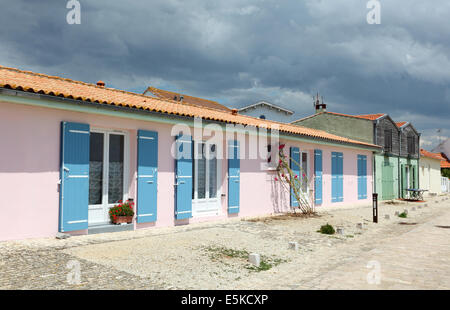 Häuser in einem Dorf in der Nähe von La Rochelle, Charente-Maritime, Frankreich Stockfoto