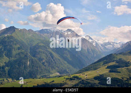 Paragliding in den österreichischen Alpen Stockfoto
