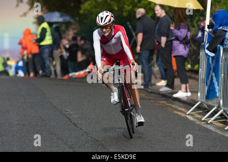 GLASGOW, UK, Schottland, 3. August 2014.  Lizzie Armitstead mit einem Regenbogen hinter ihr auf dem Weg zur Goldmedaille bei den Commonwealth Games Damen Radsport Straßenrennen. Bildnachweis: Ian McFarlane/Alamy Live-Nachrichten Stockfoto