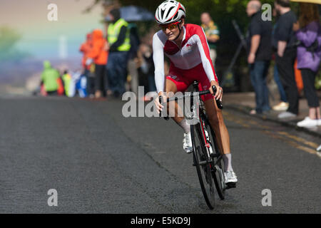 GLASGOW, UK, Schottland, 3. August 2014.  Lizzie Armitstead mit einem Regenbogen hinter ihr auf dem Weg zur Goldmedaille bei den Commonwealth Games Damen Radsport Straßenrennen. Bildnachweis: Ian McFarlane/Alamy Live-Nachrichten Stockfoto