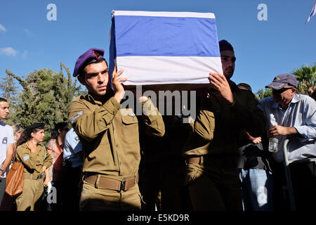 Herzlberg, Jerusalem, Israel. 3. August 2014. IDF St.-Sgt Liel Gidoni, 20, wurde auf dem Mount Herzl Militär Friedhof ruhen gebracht. Gidoni, ein Soldat in der Givati Brigade, "die lila Brigade", wurde in Rafah im Gazastreifen in der anhaltenden israelischen Militäroffensive Operation Fels in der Brandung, während einer Waffenruhe gebrochen von der Hamas getötet. Bildnachweis: Nir Alon/Alamy Live-Nachrichten Stockfoto