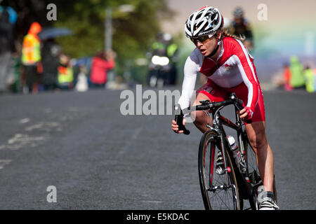 GLASGOW, UK, Schottland, 3. August 2014.  Emma Pooley mit einem Regenbogen hinter ihr auf dem Weg zur Silbermedaille bei den Commonwealth Games Damen Radsport Straßenrennen. Bildnachweis: Ian McFarlane/Alamy Live-Nachrichten Stockfoto