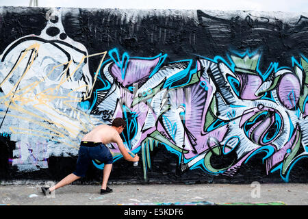 Graffiti-Künstler bei der Arbeit an Wand im böhmischen Mauerpark in Prenzlauer Berg in Berlin Deutschland Stockfoto