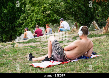 Männer entspannen am Wochenende im böhmischen MauerPark in Prenzlauer Berg in Berlin Deutschland Stockfoto