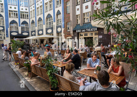 Belebten Café im Innenhof am historischen Hackescher Markt in Mitte Berlin Deutschland Stockfoto