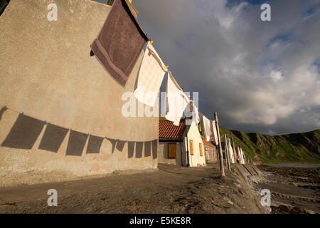 Waschen hängen zum Trocknen in Dorf Crovie auf Küste von Aberdeenshire in Schottland Stockfoto