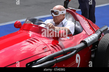 Aktion bei der Silverstone Classic 2014. . Stirling Moss in seinem Maserati 250 F Stockfoto