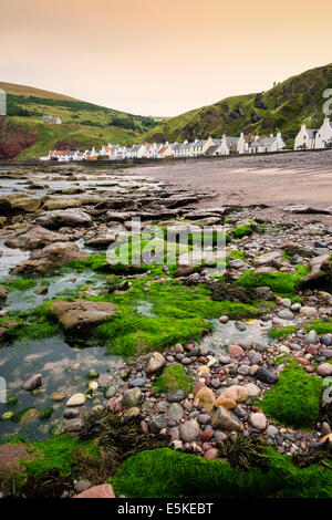 Blick auf kleinen Fischerdorf Dorf von Pennan an Aberdeenshire in Schottland Stockfoto