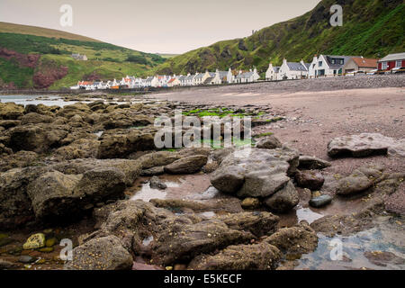 Blick auf kleinen Fischerdorf Dorf von Pennan an Aberdeenshire in Schottland Stockfoto