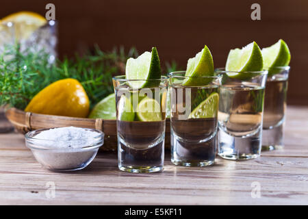 Tequila mit Salz auf einem alten Holztisch Stockfoto