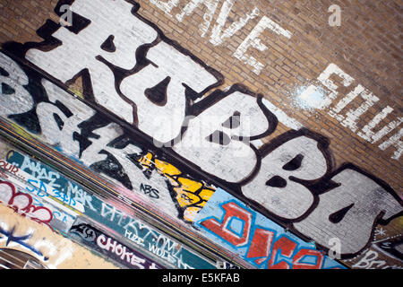 London, UK. 3. August 2014. Graffiti Künstler Banksy Erzrivale King Robbo ist nach drei Jahren im Koma gestorben. Der verstorbenen Künstler erlitt eine mysteriöse Kopfverletzung im Jahr 2011 und wurde in einem induzierten Koma gelegt. Am 31. Juli verlor er seinen Kampf für das Leben. Die beiden Künstler waren Erzrivalen, gegenseitig ihre Werke, die nicht die übliche Praxis in der Streetart-Künstler-Gemeinschaft ist oft zu verändern. Bildnachweis: Jeffrey Blackler/Alamy Live-Nachrichten Stockfoto