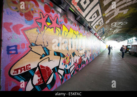 London, UK. 3. August 2014. Graffiti Künstler Banksy Erzrivale King Robbo ist nach drei Jahren im Koma gestorben. Der verstorbenen Künstler erlitt eine mysteriöse Kopfverletzung im Jahr 2011 und wurde in einem induzierten Koma gelegt. Am 31. Juli verlor er seinen Kampf für das Leben. Die beiden Künstler waren Erzrivalen, gegenseitig ihre Werke, die nicht die übliche Praxis in der Streetart-Künstler-Gemeinschaft ist oft zu verändern. Bildnachweis: Jeffrey Blackler/Alamy Live-Nachrichten Stockfoto