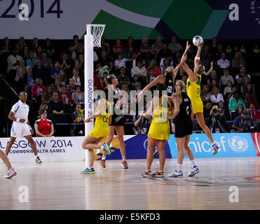 SSE Hydro Glasgow Schottland 3. August 2014. Commonwealth Games Glasgow Tag 11. Korbball final Aus V NZL.  Deutschland nehmen von 58 Tore bis 40 Gold. Stockfoto