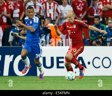 Bertrand von Chelsea (L) und Robben Bayern Stockfoto