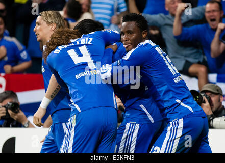 Obi Mikel of Chelsea (R) feiert Drogba Partitur Stockfoto