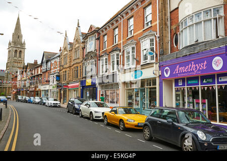 Blick entlang der Regent Street in Richtung St. Andrews Church Rugby Warwickshire UK Stockfoto