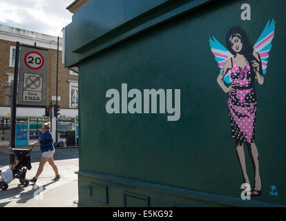 London, UK. 3. August 2014. London-Graffiti-Künstler malte Pegasus ein neues Stück der verstorbenen Sängerin Amy Winehouse. Die Arbeit, die ihr tragen Union Jack Engelsflügel zeigt, erschien auf der Seite Antiquitäten Shop Paul Emporium in Nord-London unweit des Sängers ehemaliges Haus in Camden Town. US-amerikanischer Pegasus hat malte mehrere Porträts von ihr aber sagt, dass dieses neue Stück seinen "Abschied" mit der Sängerin, die vor knapp drei Jahren gestorben. Bildnachweis: Jeffrey Blackler/Alamy Live-Nachrichten Stockfoto