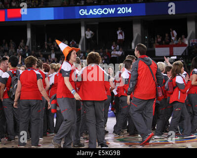 SSE Hydro Glasgow Schottland 3. August 2014. Commonwealth Games Glasgow Tag 11. Korbball final Aus V NZL.  Deutschland nehmen von 58 Tore bis 40 Gold. Einige der freiwilligen Clydesider wurden an Gericht zur Halbzeit eingeladen, ihren Beitrag zu den spielen zu bestätigen. Stockfoto