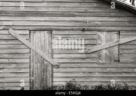 Kein Eintrag: ein verschalten, unlackiert Haus in Hopetown. Die Seitenwand der eine verwitterte Holzhaus-Boards über Fenster Tür genagelt Stockfoto