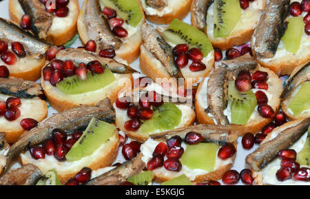 Sprotte, Kiwi und Granatapfel Samen Sandwiches Stockfoto