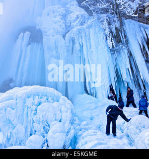 Winterspaß am gefrorenen Wasserfall Urach, Bad Urach, Schwäbische Alb, Deutschland. Stockfoto