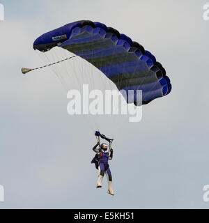 Abingdon, UK - 4. Mai 2014: Ein Mitglied von The Tigers Freefall Fallschirm-Team Manoevering in Abingdon Airshow 2014 Stockfoto