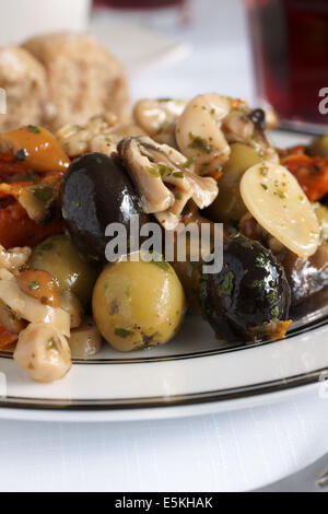 Antipasti mit Oliven sonnengetrockneten Tomaten und Shitake Pilzen gemacht Stockfoto