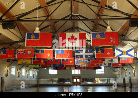 Fahnen an der Royal Canadian Mounted Police (RCMP) Depot Bohren Hall in Regina, Saskatchewan. Stockfoto