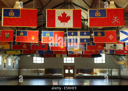 Fahnen an der Royal Canadian Mounted Police (RCMP) Depot Bohren Hall in Regina, Saskatchewan. Stockfoto