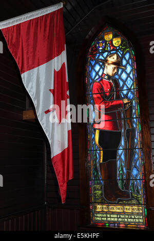 Ein Mountie in Glasmalerei an der Kapelle an der Royal Canadian Mounted Police (RCMP) Depot in Regina, Saskatchewan. Alle Offiziere Stockfoto