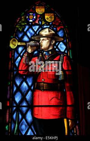 Ein Mountie in Glasmalerei an der Kapelle an der Royal Canadian Mounted Police (RCMP) Depot in Regina, Saskatchewan. Alle Offiziere Stockfoto