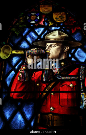 Ein Mountie in Glasmalerei an der Kapelle an der Royal Canadian Mounted Police (RCMP) Depot in Regina, Saskatchewan. Alle Offiziere Stockfoto