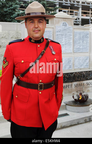 Mountie in Zeremoniell bei Sonnenuntergang Retreat Zeremonie bei der Royal Canadian Mounted Police (RCMP) Depot in Regina. Stockfoto