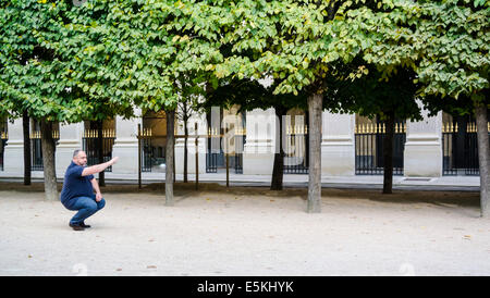 Französischer Mann spielen Pétanque Paris Frankreich Stockfoto