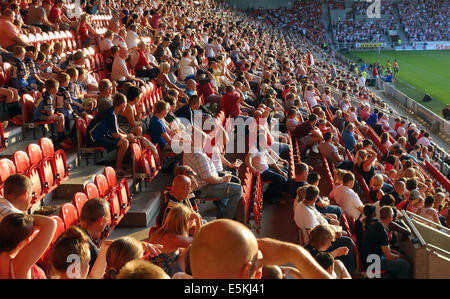 Zuschauer bei einer St.Helens Rugby-League-Spiel Stockfoto