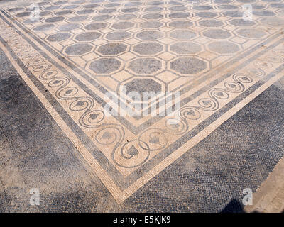 Mosaik Boden in Ruinen von Empuries. Komplexe und detaillierte Muster in der Etage einer alten Villa in der römischen Stadt Empuries Stockfoto