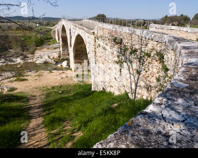 Pont Julien in der Provence. Berühmte Multi-steinerne Bogenbrücke überspannt die Calavon und ein Teil der alten Römerstraße Via Domitia Stockfoto