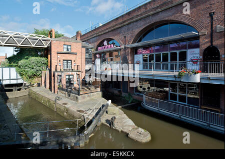 Sakura und The Comedy Store und anderen benachbarten Bar in der Sommersonne am Deansgate Locks in Manchester. Stockfoto